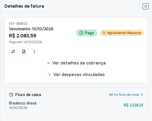 Painel lateral Detalhes da fatura de uma fatura paga, com o selo Aguardando Repasse e o cartão Fluxo de caixa