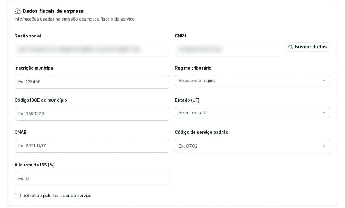 Bloco Dados fiscais da empresa com razão social, CNPJ, botão Buscar dados, inscrição municipal, regime tributário, código IBGE, estado, CNAE, código de serviço padrão, alíquota de ISS e a opção de ISS retido