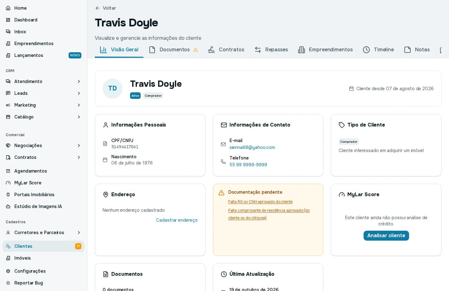 Aba Visão Geral de um cliente com os cartões de informações pessoais, contato, tipo de cliente, endereço, documentação pendente e MyLar Score