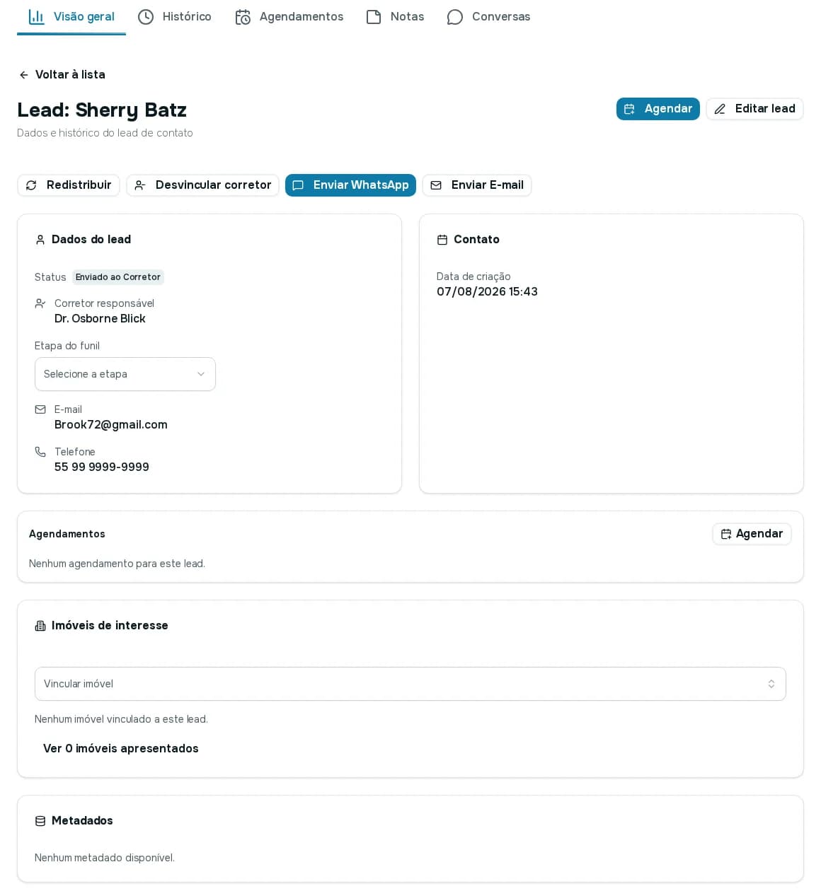 Página de um lead com abas Visão geral, Histórico, Agendamentos, Notas e Conversas, botões Redistribuir, Desvincular corretor, Enviar WhatsApp e Enviar E-mail, e os cartões Dados do lead e Contato